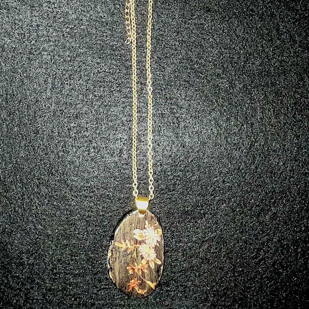 Vintage resin pendant necklace
